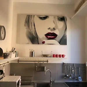 https://klee-house-san-cosimato.it-romehotels.com